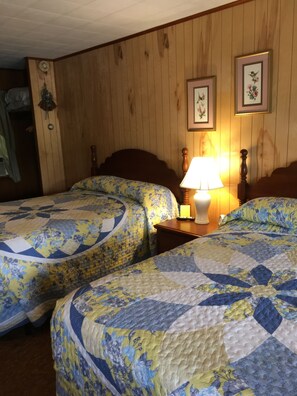 Double or Twin Room | Premium bedding, free WiFi, bed sheets - Cave Mountain Motel (Windham)