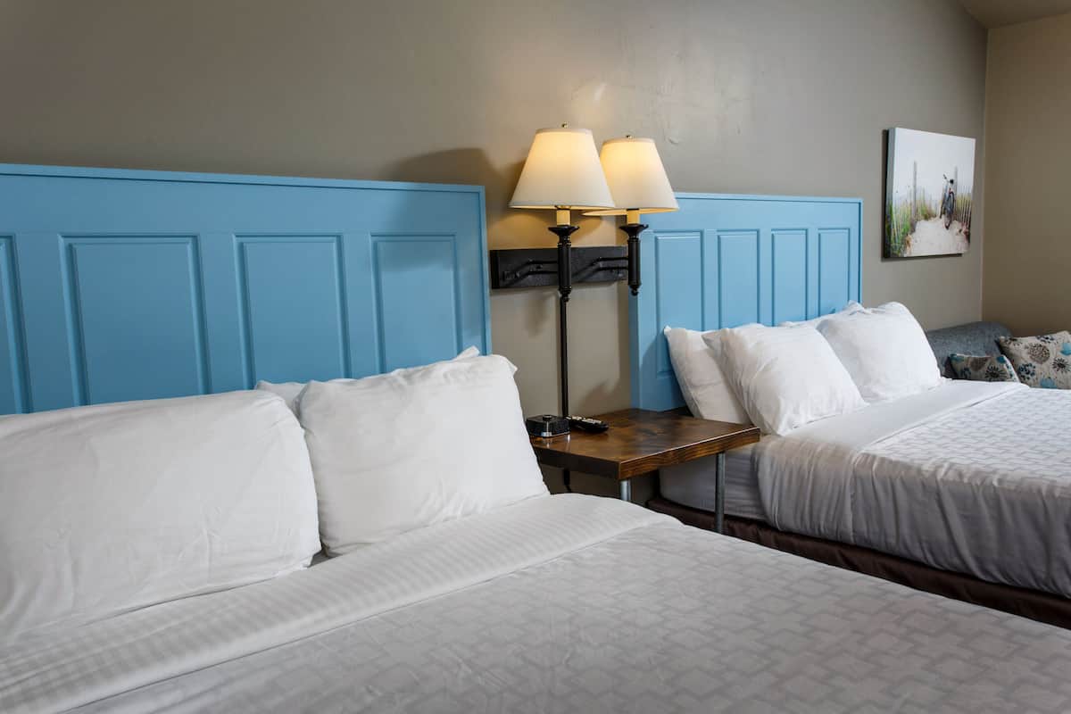 Habitación básica, 2 camas Queen size | Wifi gratis y ropa de cama