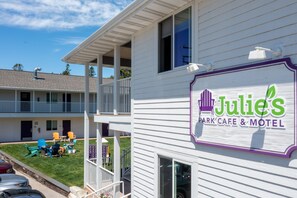 Exterior - Julie's Park Cafe and Motel (Fish Creek)