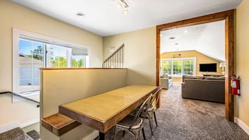 Appartement de base, 2 chambres | Cuisine privée | Mini-réfrigérateur, four à micro-ondes, cafetière-théière