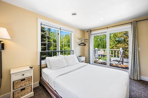 Julie's Park Cafe and Motel