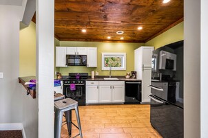 Apartamento básico, 2 quartos | Cozinha privada | Frigobar, micro-ondas, cafeteira/chaleira