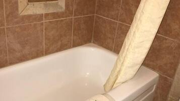 Bathtub, free toiletries, towels