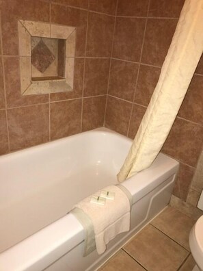 Bathtub, free toiletries, towels - Bunkhouse Motel (Guernsey)