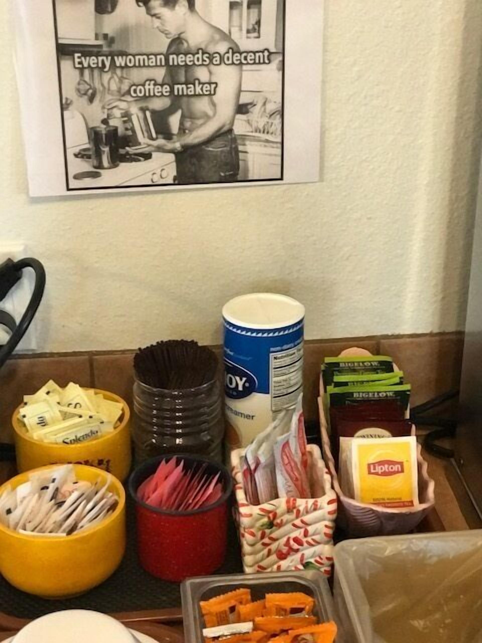 Espai de cafè amb diferents cafetera, te Lipton i sobres de sucre.