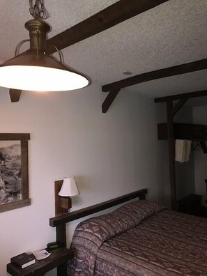 Rum - 1 queensize-säng | Sängtillbehör av högsta kvalitet, skrivbord och ljudisolering