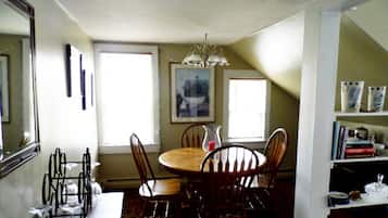 Appartement, plusieurs lits | Restauration dans la chambre