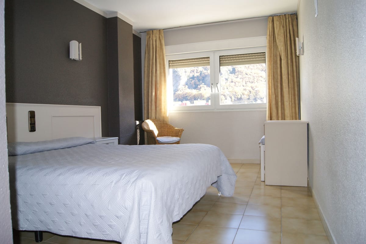 Escritorio y ropa de cama