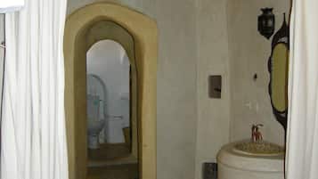 Habitación doble (Paille) | Baño | Regadera, regadera tipo lluvia, secadora de cabello, toallas