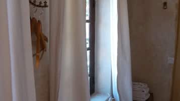 Habitación doble (Paille) | Mobiliario individual, tabla de planchar con plancha, cunas gratuitas