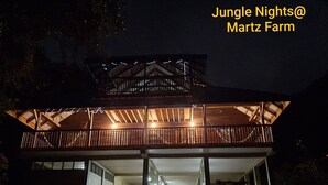 Un edificio de dos pisos con un balcón y un patio cubierto.
