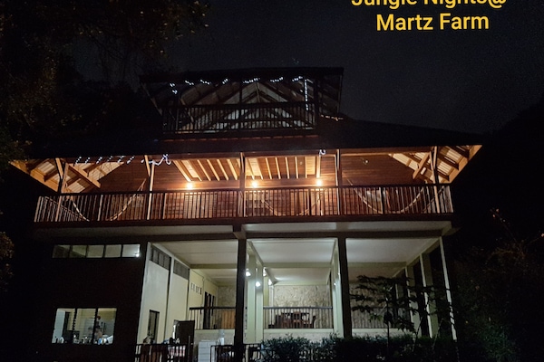 Bagian depan properti - sore/malam