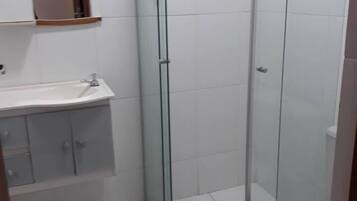 Chuveiro, secador de cabelo (mediante solicitação), toalhas de banho