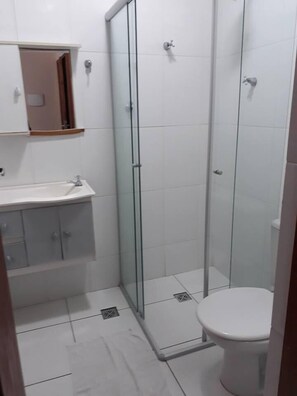 Ducha, secador de pelo, toallas