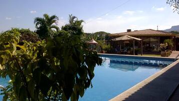 Alberca al aire libre, acceso de 12:00 a 18:00, y camastros