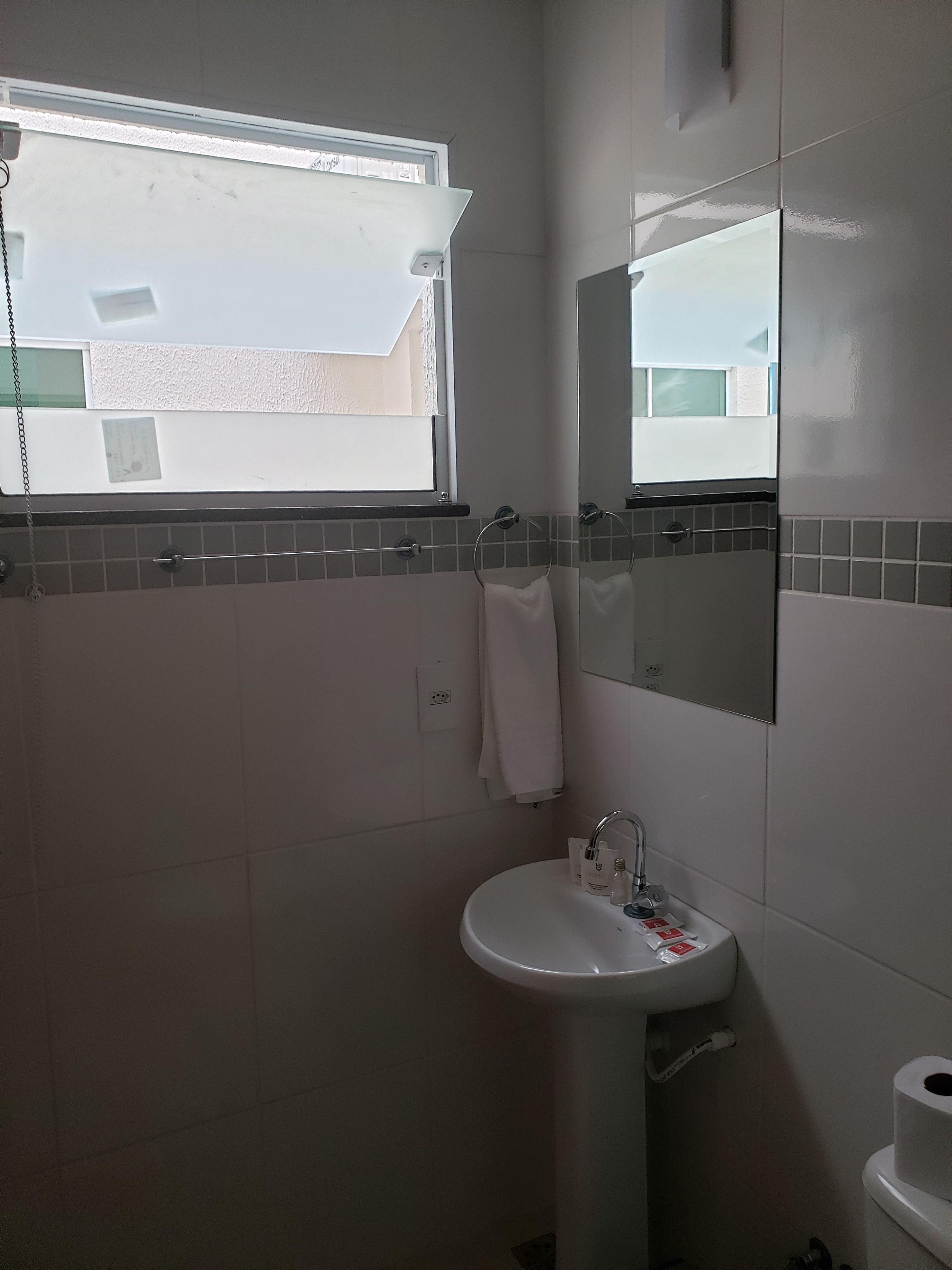 quarto casal + 1 solteiro | bathroom | shower, free toiletries, towels