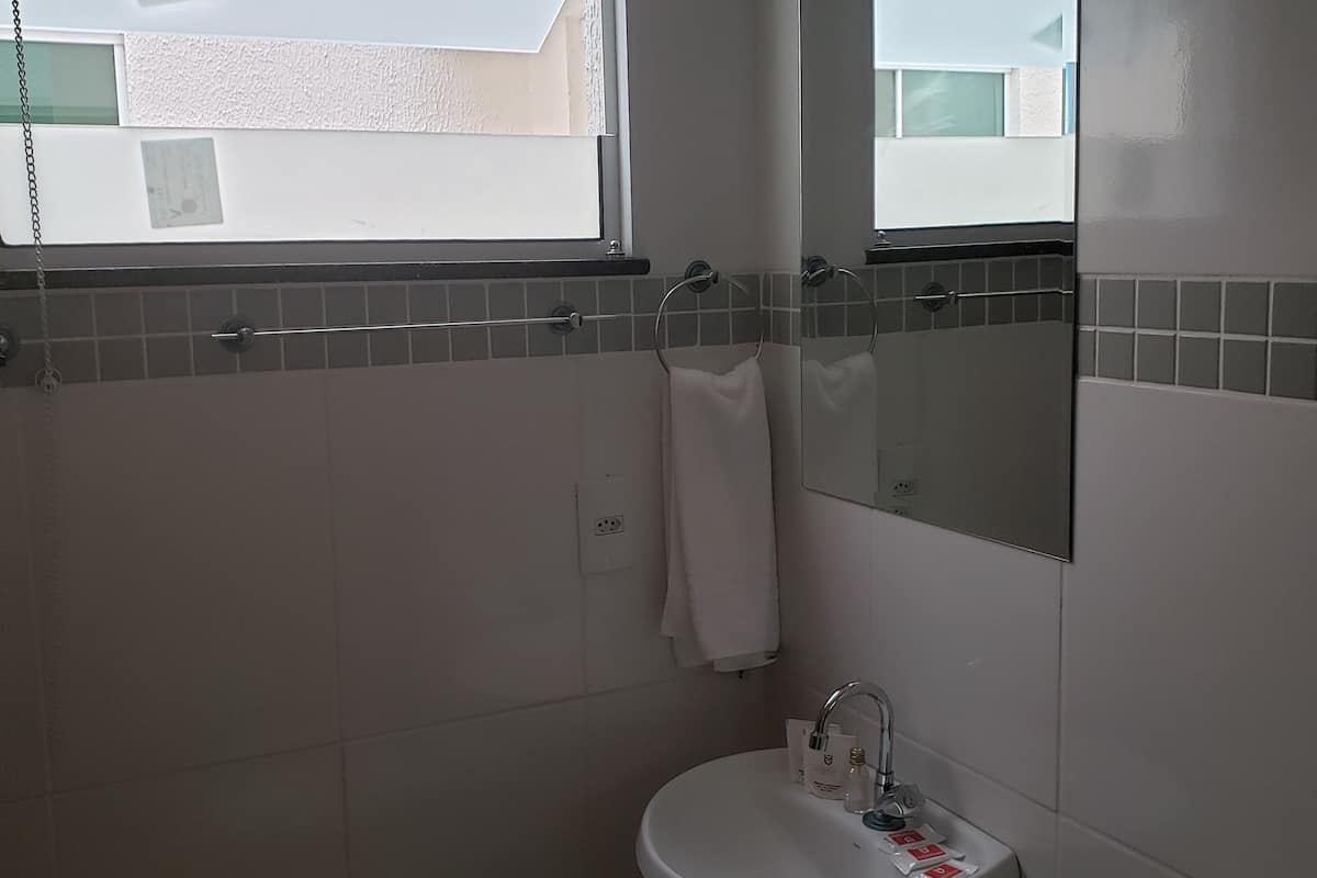 quarto casal + 1 solteiro | bathroom | shower, free toiletries, towels