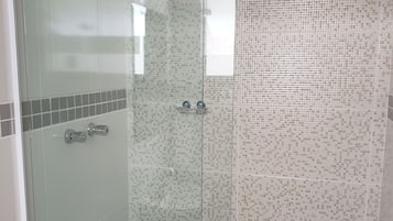 Quarto Casal + 1 Solteiro | Salle de bain | Douche, articles de toilette gratuits, serviettes fournies