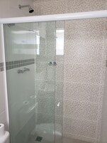 Quarto Casal + 1 Solteiro | Banheiro | Chuveiro, produtos de toalete grátis, toalhas de banho 