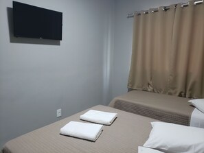 Blackout drapes, iron/ironing board, free WiFi, bed sheets - Hotel Umuarama (Aparecida)
