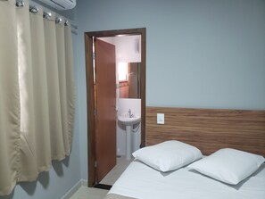 Cortinas blackout, tabla de planchar con plancha y wifi gratis