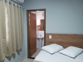 Quarto Casal + 1 Solteiro | Cortinas blackout, ferros/tábuas de passar roupa, Wi-Fi de cortesia