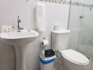 Double Room | Bathroom | Shower, free toiletries, towels - Hotel Umuarama (Aparecida)