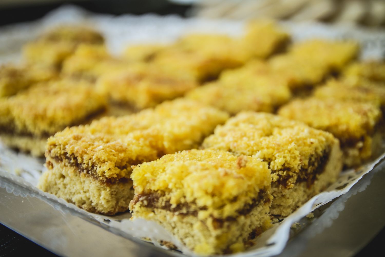 Eine Schale mit quadratischen, streuselkörnigen Desserts.