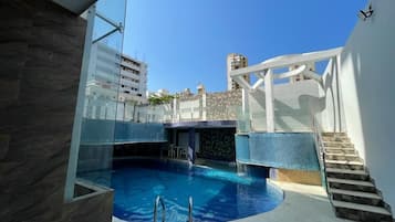 2 室外游泳池,09:00 至 21:00 开放,池畔遮阳伞,日光浴躺椅