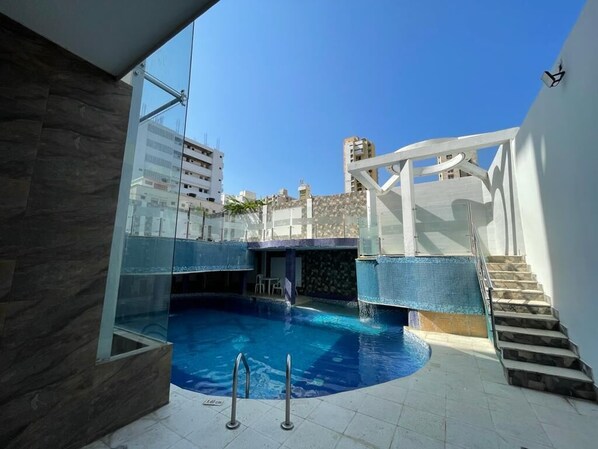 2 室外游泳池,09:00 至 21:00 开放,池畔遮阳伞,日光浴躺椅