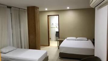 四人房, 多张床, 无烟房 | 办公桌、遮光窗帘、免费 WiFi、床单