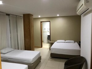 四人房, 多张床, 无烟房 | 办公桌、遮光窗帘、免费 WiFi、床单