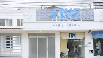 Vista frontal de la propiedad