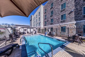 Outdoor pool, pool loungers - Comfort Suites Grand Prairie - Arlington North (Grand Prairie)