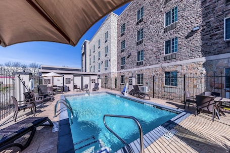 Outdoor pool, sun loungers. Comfort Suites Grand Prairie - Arlington North