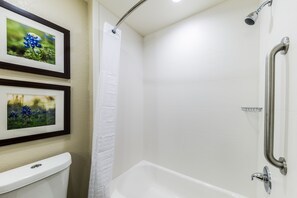 Free toiletries, hair dryer, towels - Comfort Suites Grand Prairie - Arlington North (Grand Prairie)