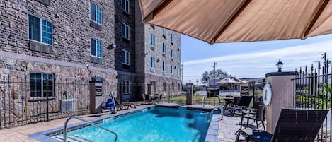 Piscina all'aperto, lettini