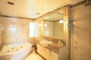 Separate tub and shower, jetted tub, free toiletries, towels - Star Of The Sea Luxury Apartments (Terrigal)
