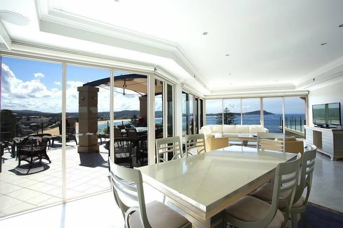 Luxury Apartment, 3 Bedrooms, Partial Sea View | In-room dining