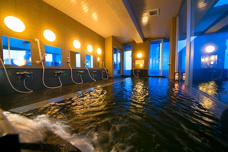 Indoor spa tub. Hotel Meijiya