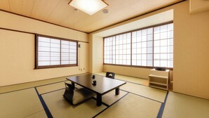 Een traditionele Japanse kamer met tatami matten, een lage tafel en schuifdeuren van shoji papier.