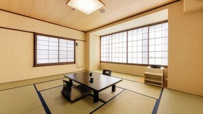 Japanese Style Room for 4 Guests with Shared Bathroom, Smoking | Desk, free WiFi - Hotel Meijiya (Hamamatsu)
