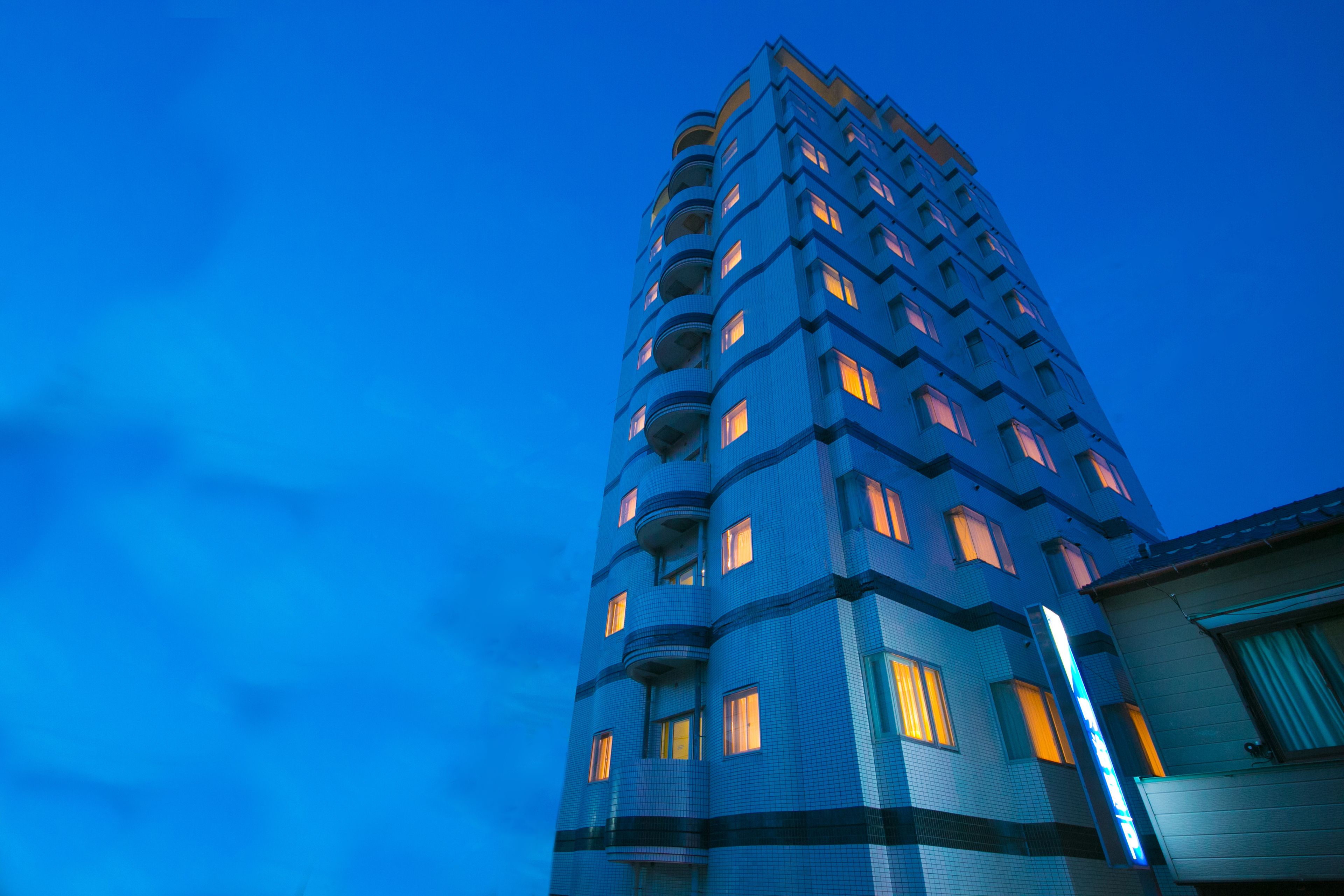 Façana frontal de l'allotjament (vespre/nit)