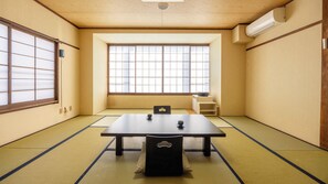 Quarto tradicional, para fumantes, banheiro compartilhado (4 people Japanese style room) | Escrivaninha, Wi-Fi de cortesia