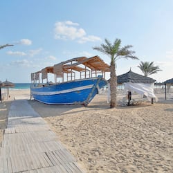 Plage privée, chaises longues, parasols, serviettes de plage