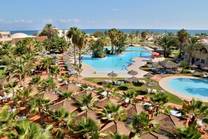 Piscina interna, piscina externa, funciona piscina, guarda-sóis