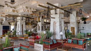 2 bars/lounges, 2 poolside bars, beach bar