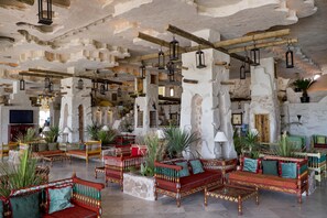 2 bars-salons, 2 bars attenants à la piscine, bar sur la plage