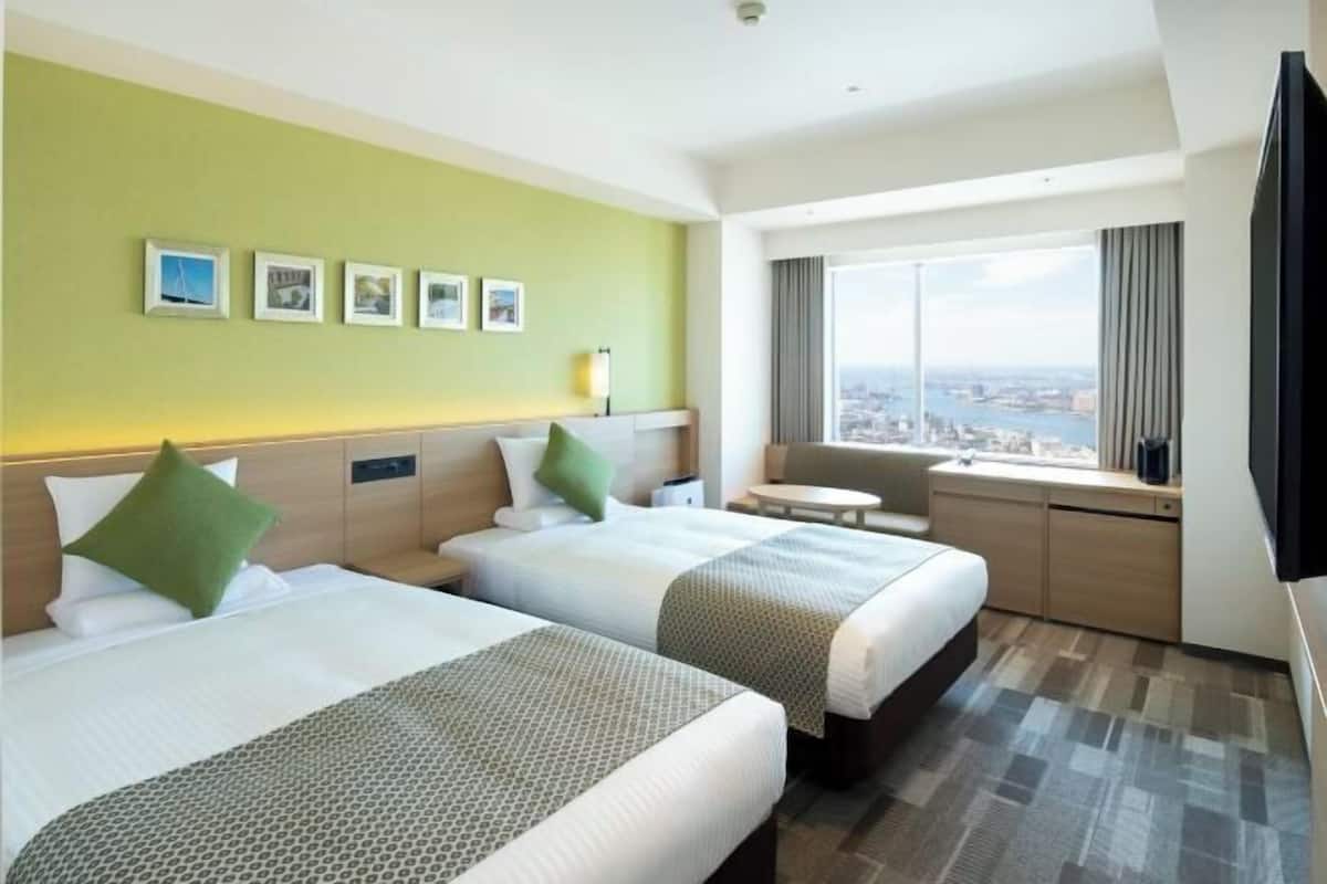 Premium bedding, in-room safe, blackout curtains, soundproofing