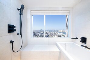 シャワー付き浴槽、バスアメニティ (無料)、ヘアドライヤー、スリッパ